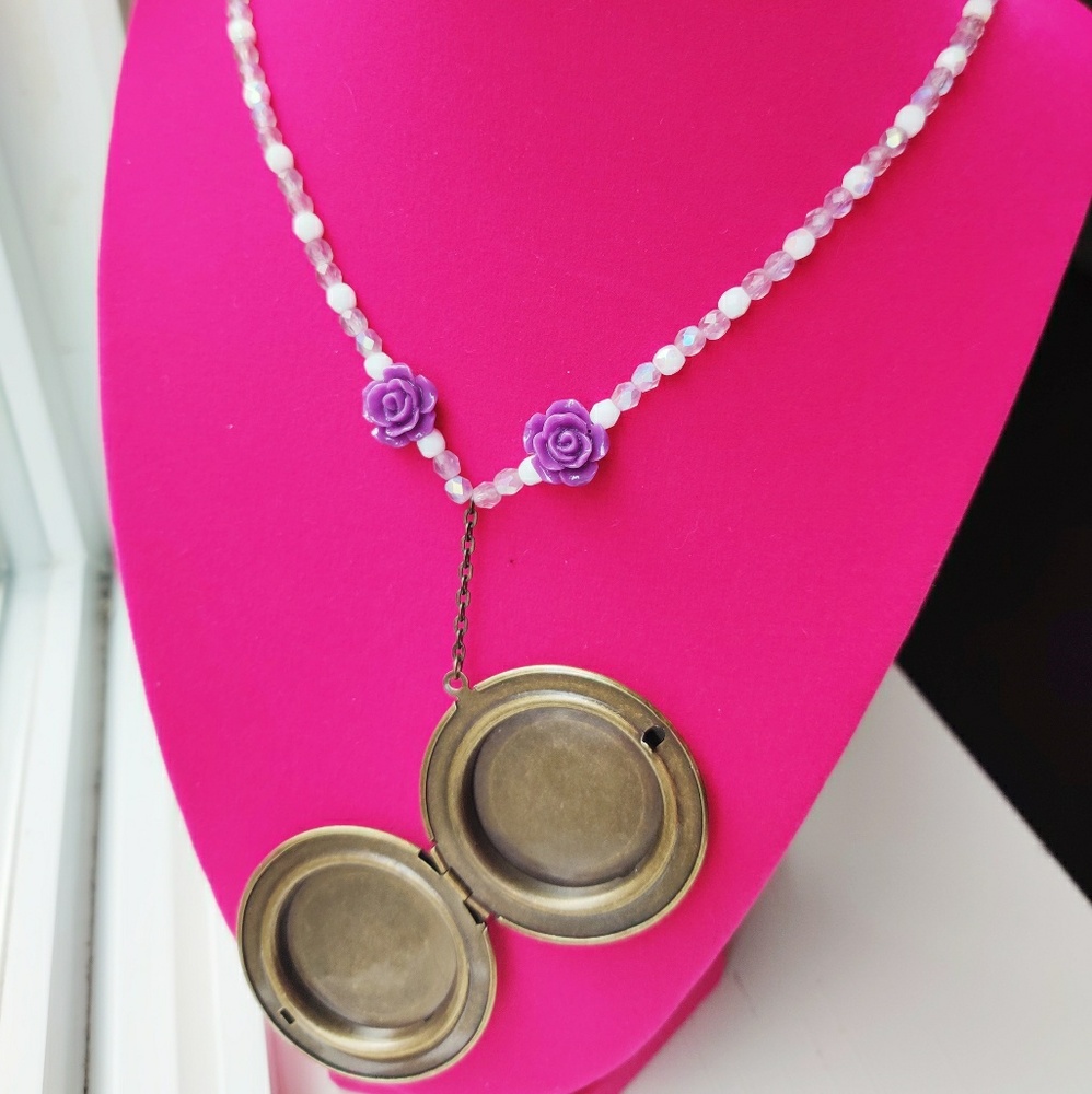 Locket - Picture 2 of 3